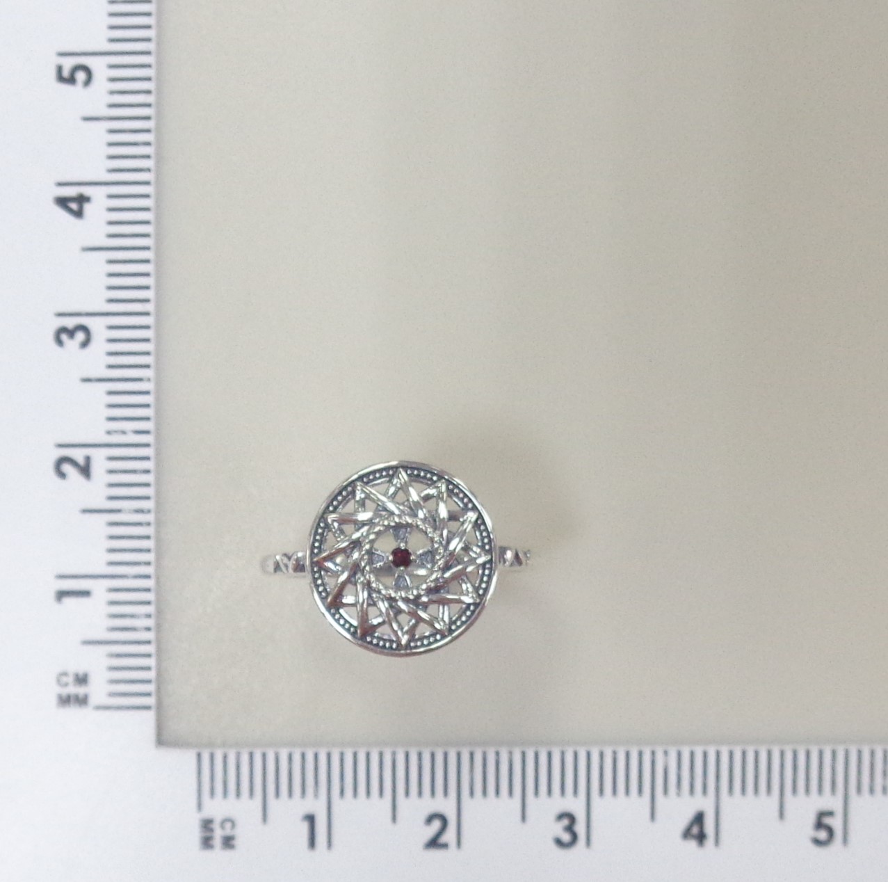 Серебряное кольцо с гранатом "Эрцгамма"